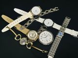 de nombreux modèles de montres sur un fond noir