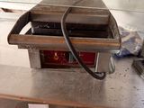 une machine posée sur une table dans une cuisine