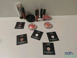 de nombreux produits de maquillage posés sur une table