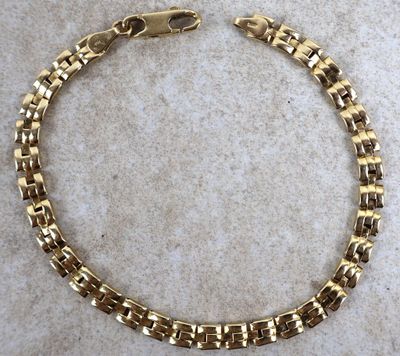 un bracelet plaqué or composé de maillons carrés et muni d'un fermoir
