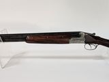 un fusil de chasse avec un canon en bois et un support en plastique transparent