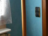une photo d'un porte-manteau dans un coin d'une pièce