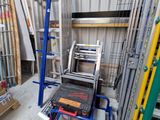 une pièce dans laquelle se trouvent une échelle, une étagère, une chaise et plusieurs autres objets