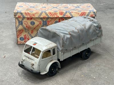 un camion miniature posé devant une boîte