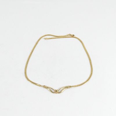 un bracelet en chaîne d'or avec un fermoir en forme de cœur