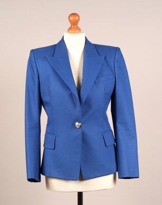 un gros plan sur une veste bleue portée par un mannequin, un mannequin, un mannequin, un mannequin, un mannequin, un mannequin, un mannequin, un mannequin, un mannequin, un mannequin, un mannequin, un mannequin, un mannequin, un mannequin, un mannequin, un mannequin, un mannequin, un mannequin, un mannequin, un mannequin, un mannequin, un mannequin, un mannequin, un mannequin, un mannequin, un mannequin, un mannequin, un mannequin, un mannequin, un mannequin, un mannequin, un mannequin, un manne