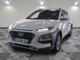l'avant d'une voiture argentée garée sur un sol à damier