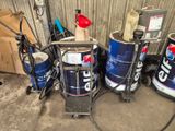 de nombreux modèles d'aspirateurs différents dans un garage