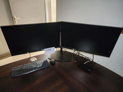 deux écrans d'ordinateur et un clavier sur un bureau
