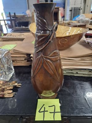 un vase posé sur une table, avec une étiquette de prix