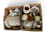 une boîte remplie d'assiettes, de bols et de tasses
