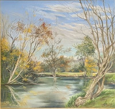 une peinture à l'huile représentant une rivière, avec des arbres et de l'herbe au premier plan