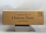 une bouteille de vin ouverte posée sur une table