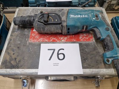 une perceuse posée sur une boîte