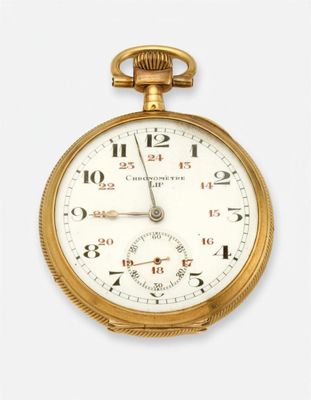 gros plan d'une montre de poche en or sur fond blanc