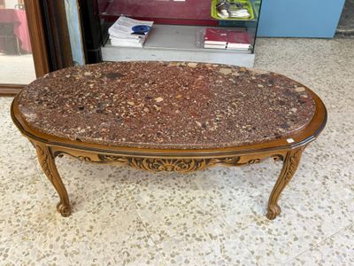 une table basse avec un plateau en marbre