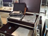 une valise posée sur une table