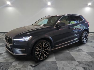 un SUV Volvo gris garé sur un sol à damier dans un showroom