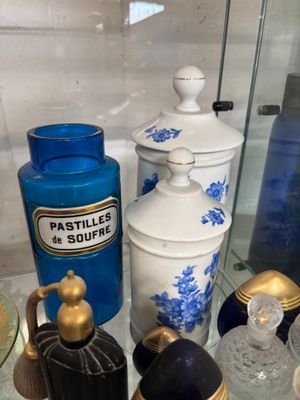 une vitrine remplie de vases bleus et blancs