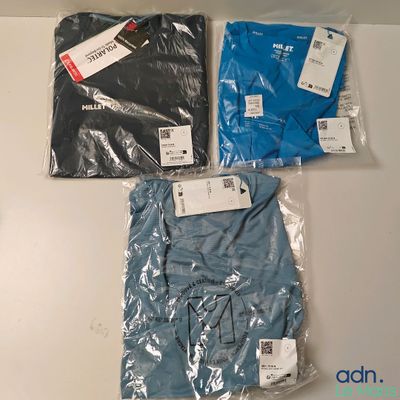trois t-shirts pour homme dans des sacs en plastique posés sur une table