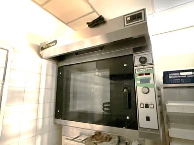 une image d'un four commercial dans une cuisine commerciale
