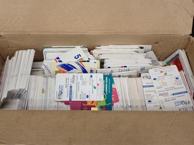 une boîte en carton remplie d'une multitude de cartes de visite