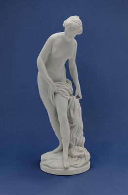 statue blanche représentant un homme avec un chien, sur fond bleu