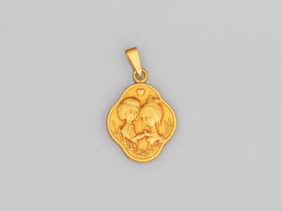 un pendentif en or représentant la Vierge à l'Enfant