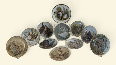 un grand nombre d'assiettes posées sur une table
