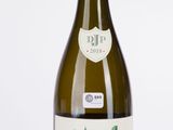 une bouteille de vin posée sur une table