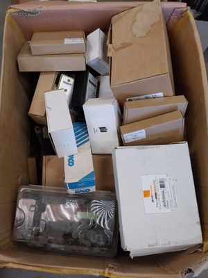 une boîte en carton remplie de matériel électronique sur le sol