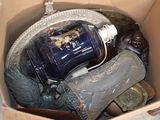 une boîte remplie d'objets divers, dont une bouteille bleue
