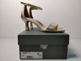un gros plan sur une paire de chaussures pour femme posée sur une boîte