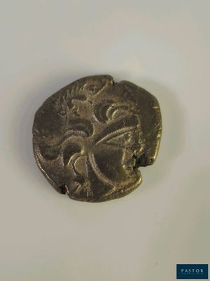 gros plan d'une pièce de monnaie sur une table à fond blanc