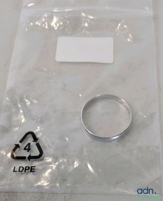 une photo d'un morceau de plastique sur lequel est fixé un anneau