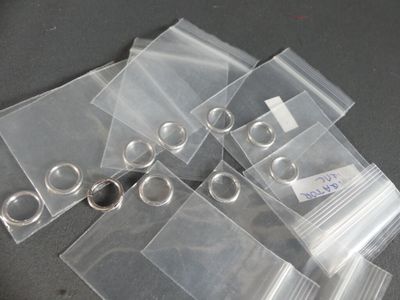 beaucoup de sacs en plastique transparent munis d'anneaux