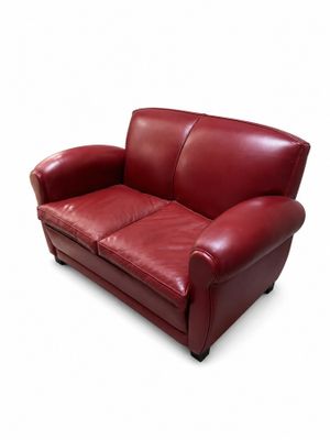 canapé en cuir rouge sur fond blanc, sans personne assise dessus