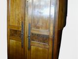 une armoire en bois avec deux portes de chaque côté