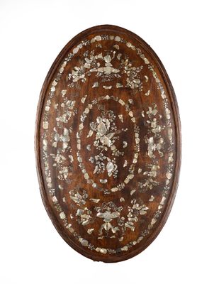 une assiette ovale en bois ornée d'un motif floral