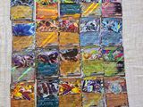 un gros plan sur une pile de cartes Pokémon posée sur une table