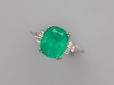 une bague en émeraude et diamant