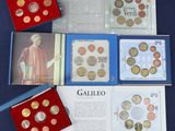 tout un tas de pièces différentes dans une boîte posée sur une table