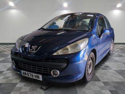 la photo d'une voiture bleue garée dans un garage