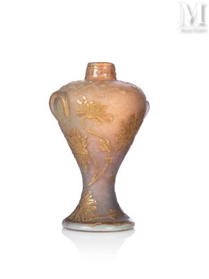 un vase posé sur une surface blanche