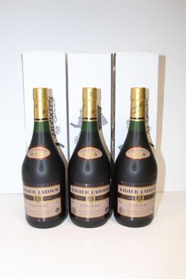 trois bouteilles de champagne posées côte à côte sur une table