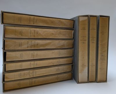 plusieurs livres sont empilés sur une table