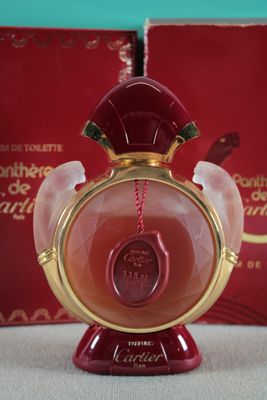l'image d'un flacon de parfum posé sur une table