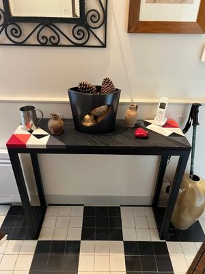 un sol à carreaux noirs et blancs avec une table noire et blanche