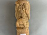 statue d'une femme portant un panier sur la tête