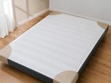 une photo d'un matelas posé à même le sol